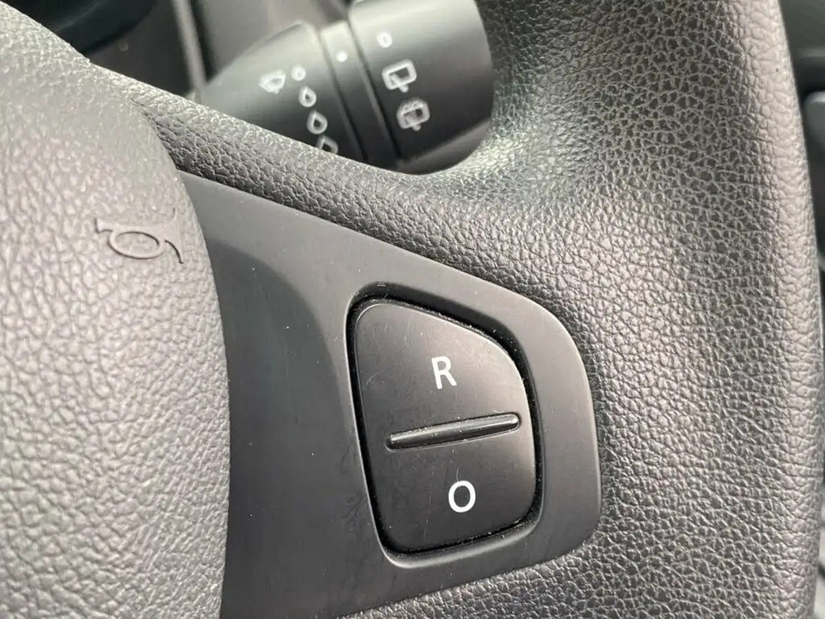 2016-renault-clio-12-play-big-36