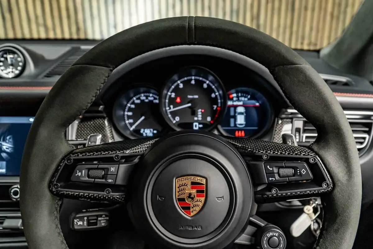 2023-porsche-macan-20-big-31
