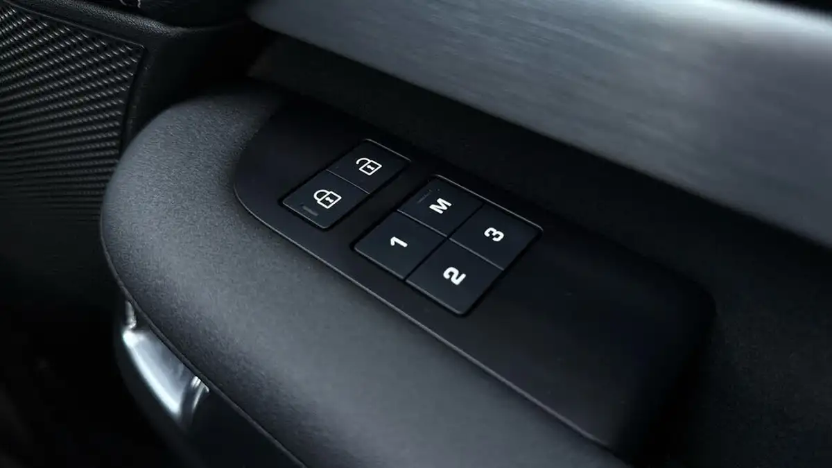 2023-land-rover-discovery-30-d300-dynamic-hse-big-26