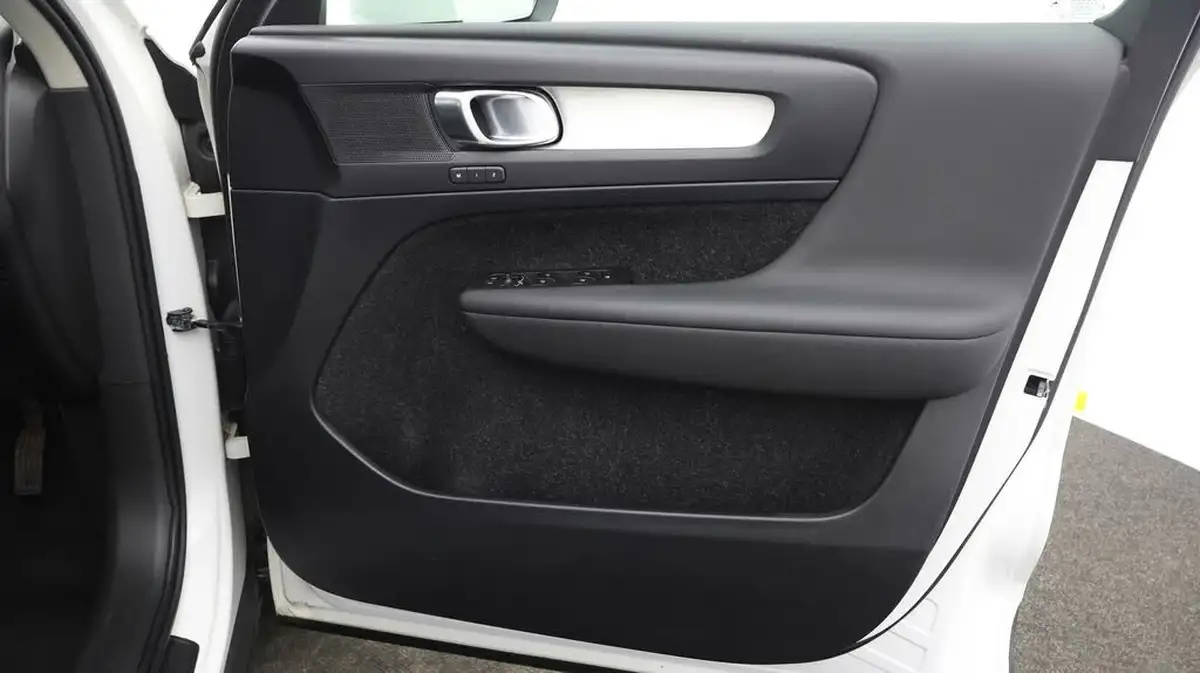 2018-volvo-xc40-20td-d3-momentum-pro-geartronic-big-14