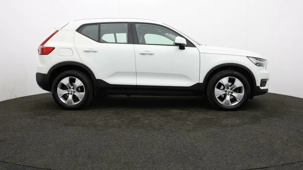 2018-volvo-xc40-20td-d3-momentum-pro-geartronic-big-32