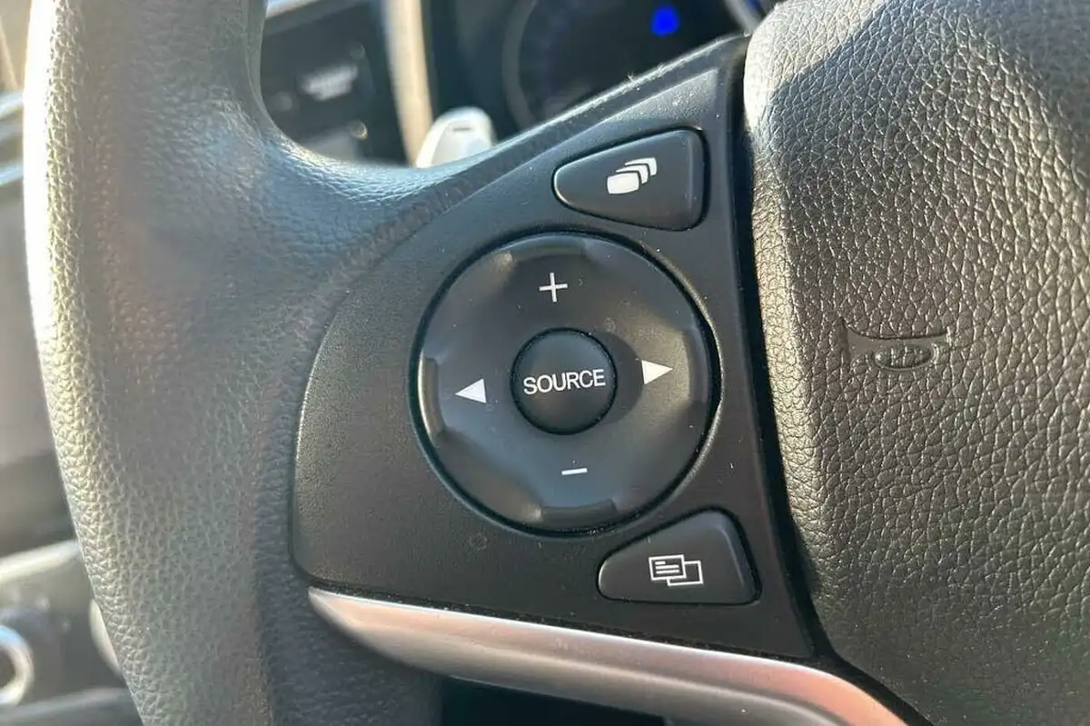 2018-honda-jazz-13-i-vtec-se-cvt-big-27