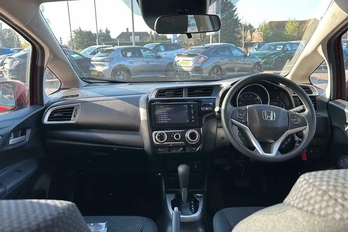 2018-honda-jazz-13-i-vtec-se-cvt-big-3