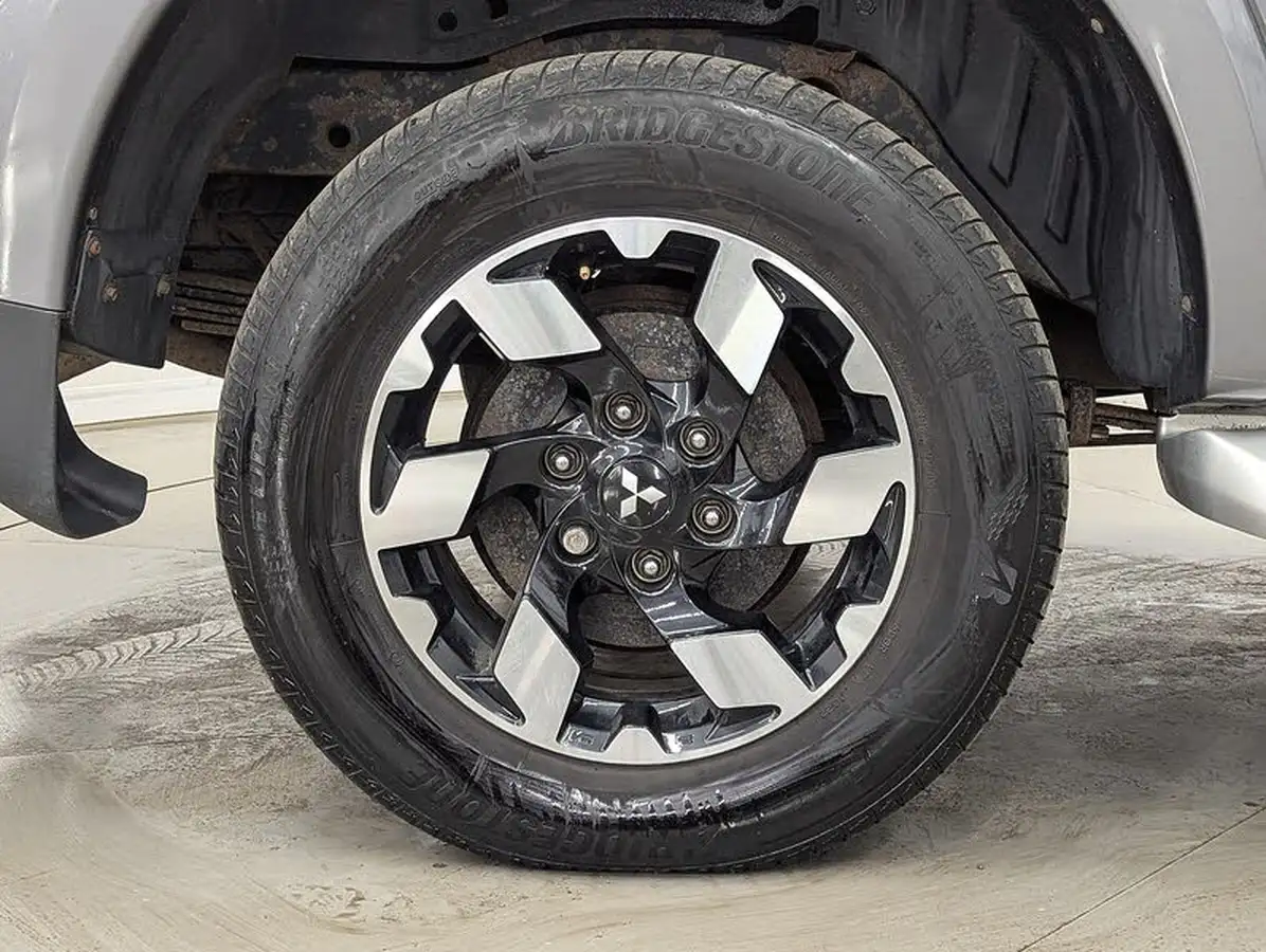 2018-mitsubishi-l200-24di-d-barbarian-sda-auto-big-10