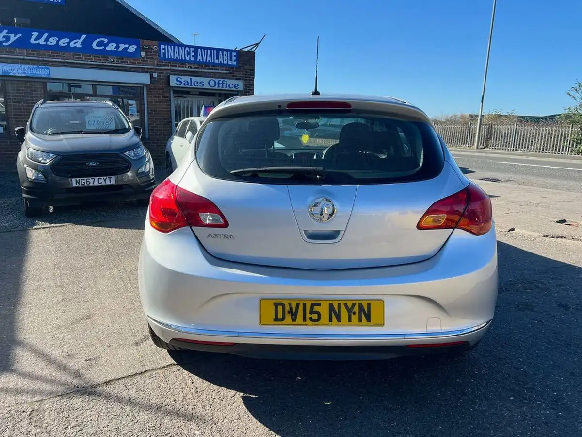 2015-vauxhall-astra-14-design-vvt-16v-100ps-hatchback-big-4