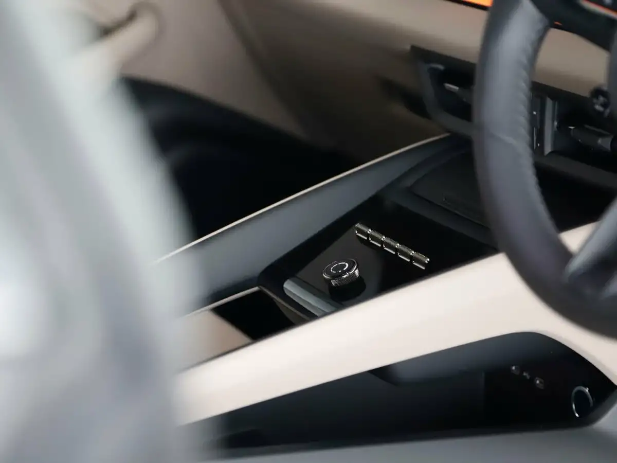2025-porsche-macan-e-turbo-electric-big-36