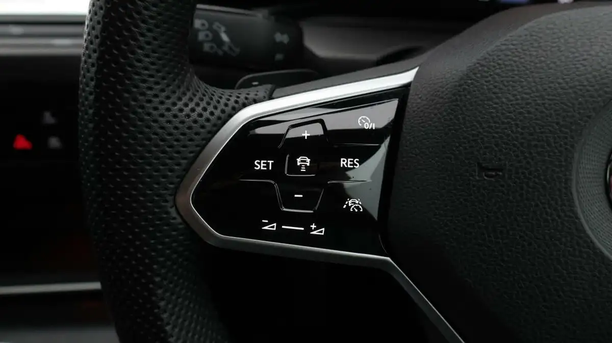 2020-volkswagen-golf-20tdi-gtd-200ps-hatchback-5d-big-23