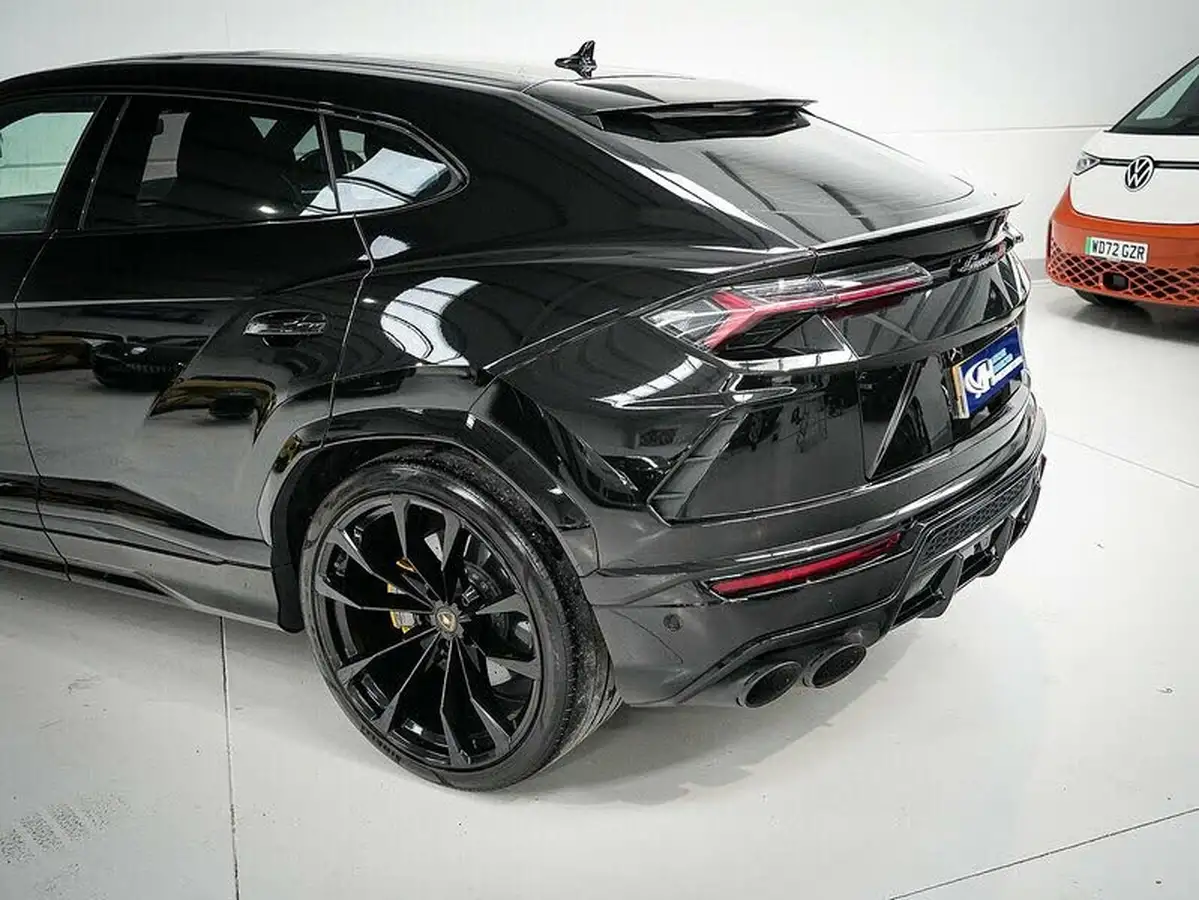 2022-lamborghini-urus-40-no-trim-big-23