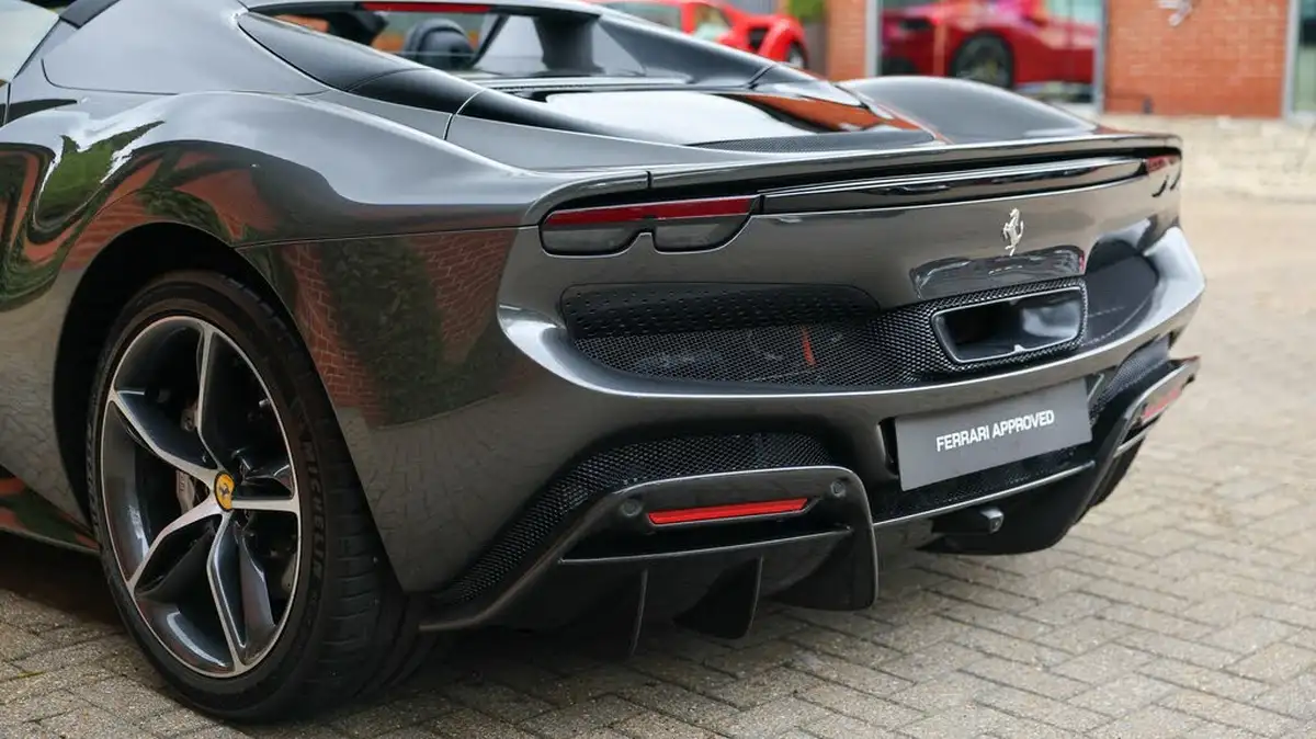 2023-ferrari-296-gts-big-13