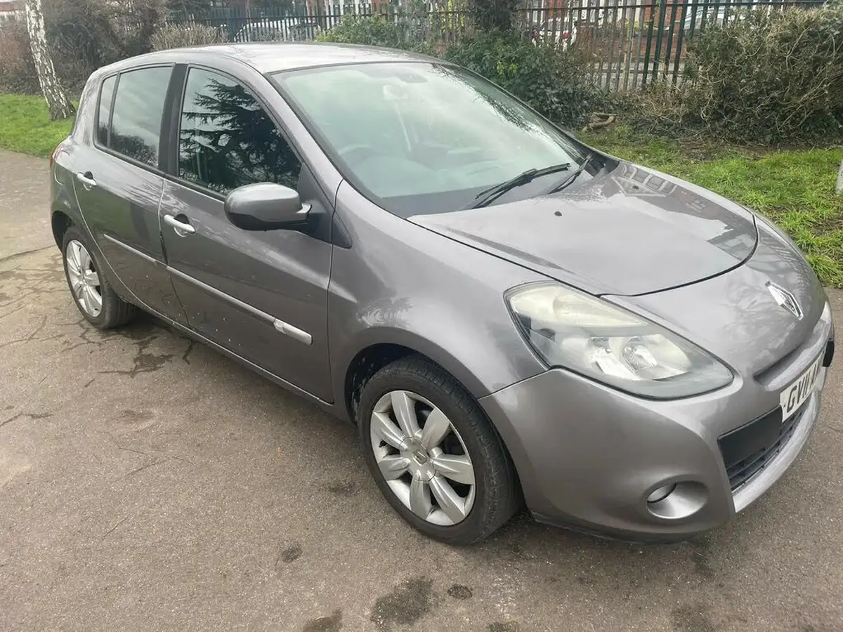 2011-renault-clio-16-gt-line-tomtom-vvt-hatchback-5d-auto-big-4