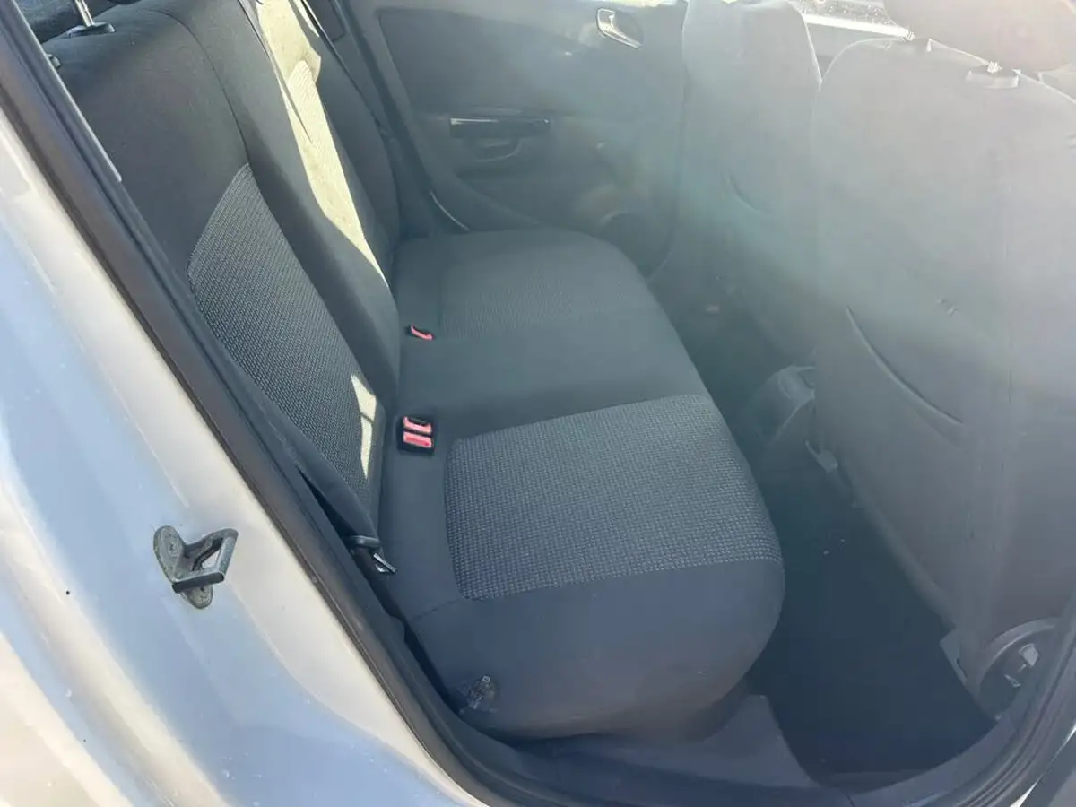 2011-vauxhall-corsa-12-excite-5d-big-9