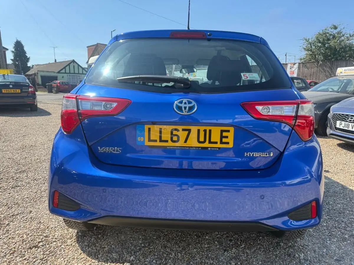 2017-toyota-yaris-15-vvt-i-icon-navi-hybrid-big-6