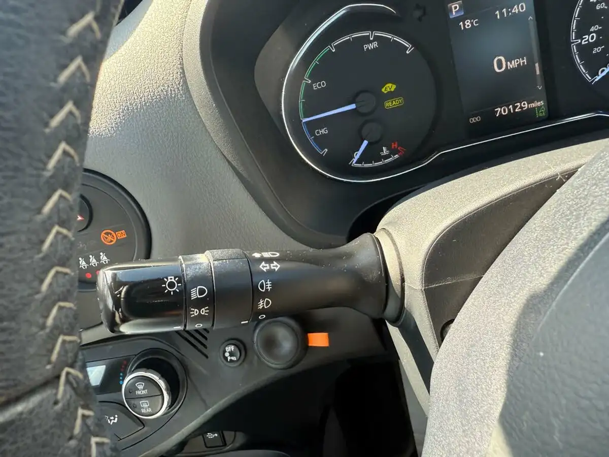 2017-toyota-yaris-15-vvt-i-icon-navi-hybrid-big-34