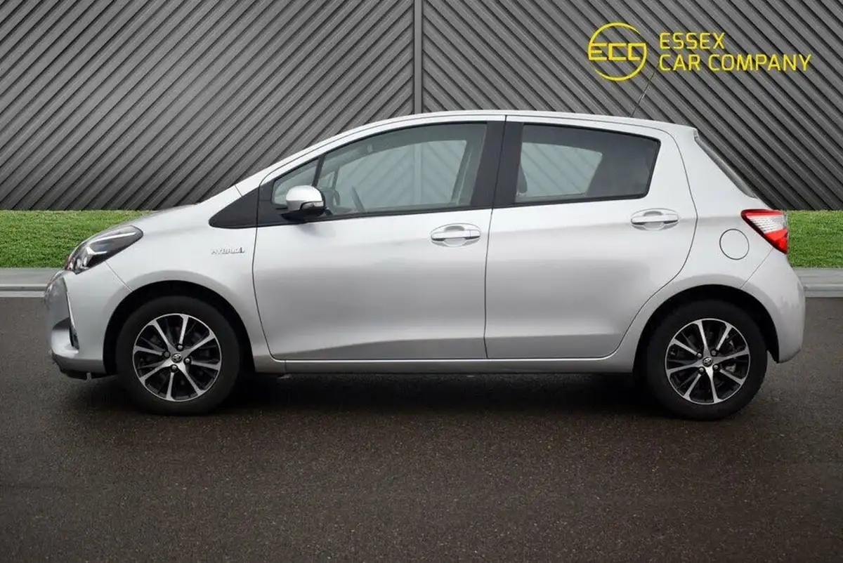 2019-toyota-yaris-15-vvt-i-icon-tech-98bhp-hybrid-1497cc-e-cvt-big-7