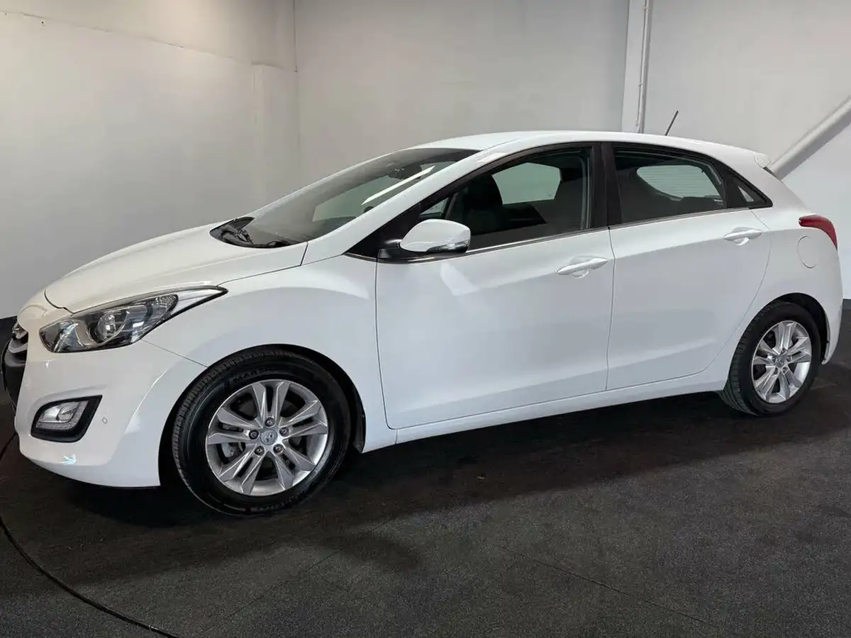 2012-hyundai-i30-16td-style-110ps-auto-big-1