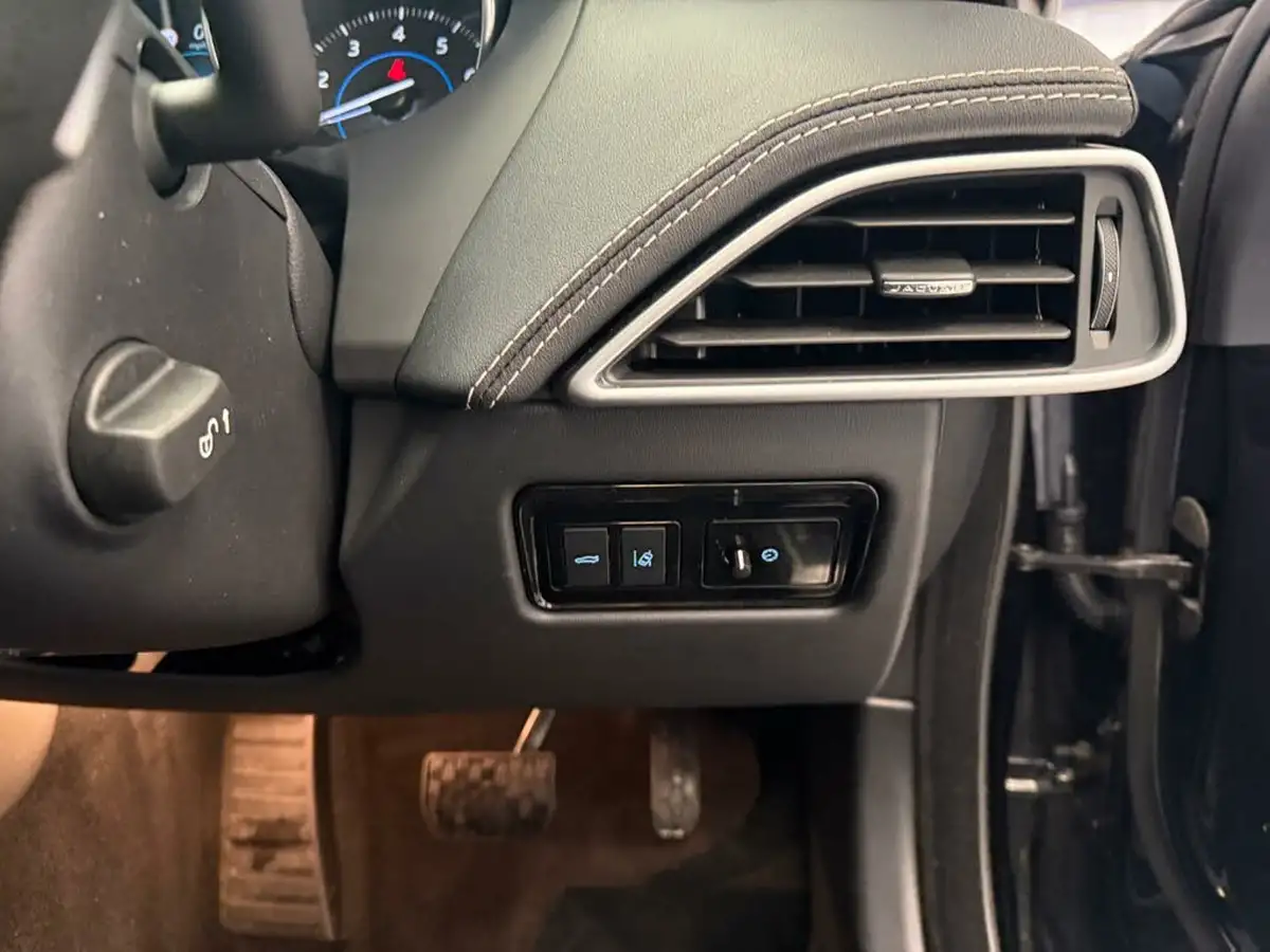 2018-jaguar-xe-20i-r-sport-200ps-1999cc-big-19