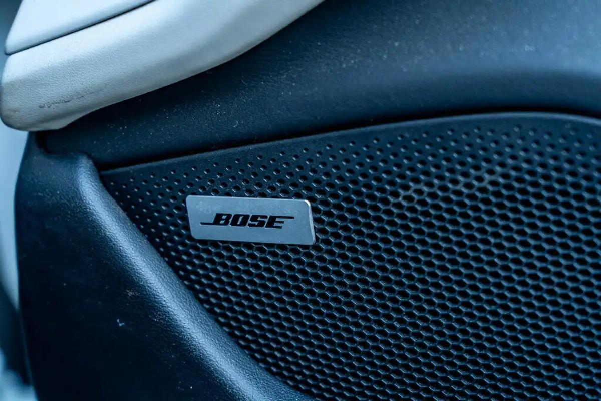2020-porsche-taycan-e-turbo-s-big-18