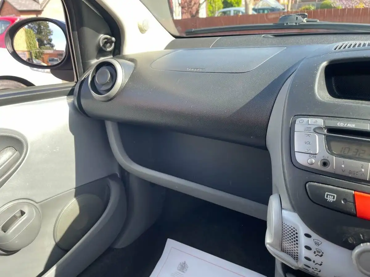 2011-toyota-aygo-10-aygo-ice-5d-big-10