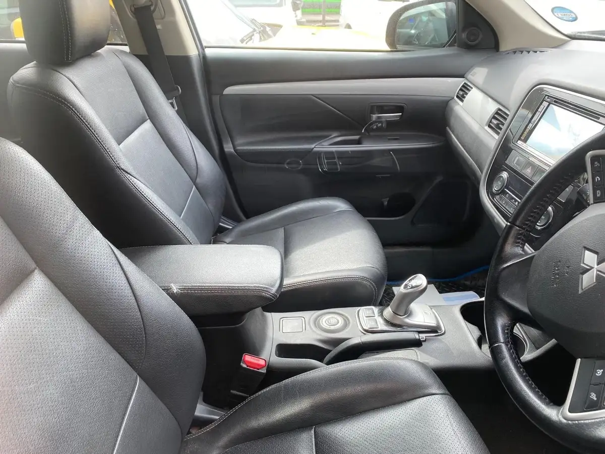 2015-mitsubishi-outlander-20-gx3h-phev-5st-big-2