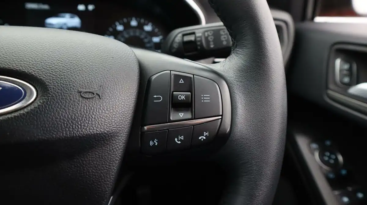 2021-ford-focus-15-titanium-edition-hatchback-big-24
