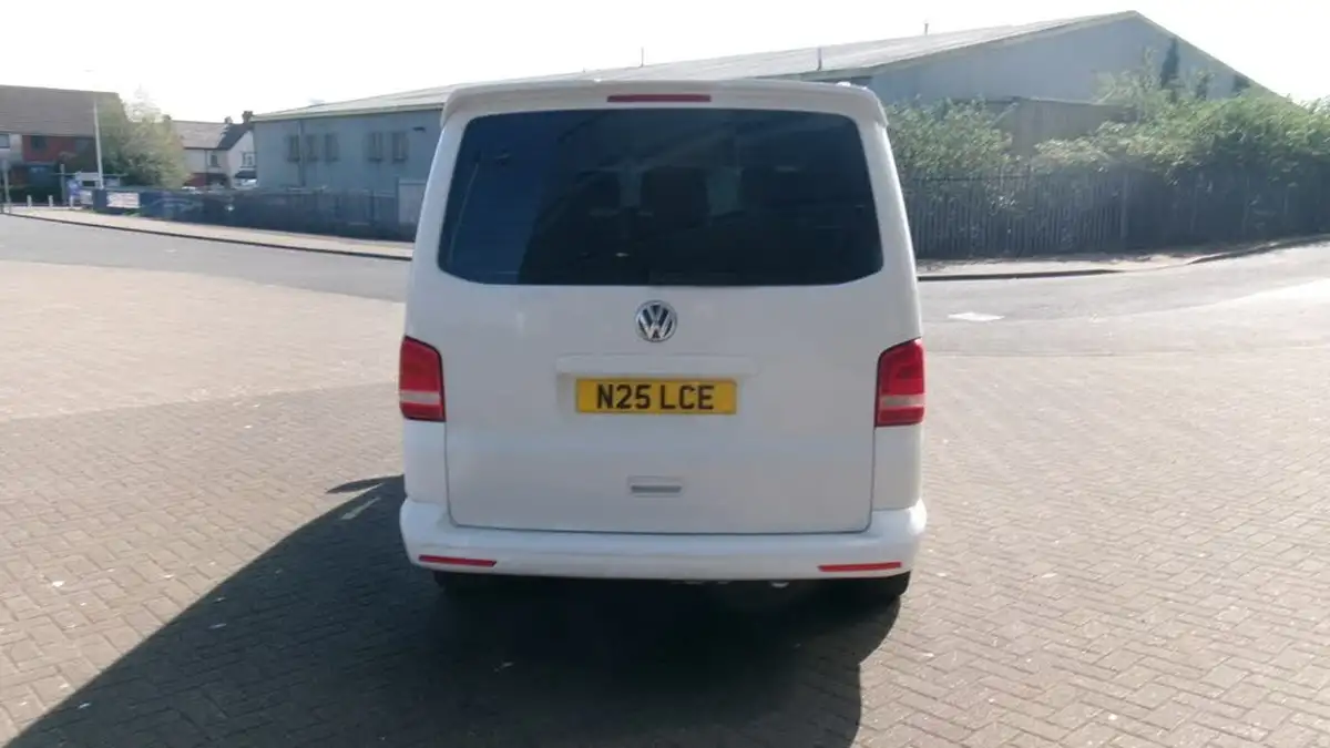 2015-volkswagen-transporter-shuttle-20td-t30-se-102ps-lwb-9seats-big-10