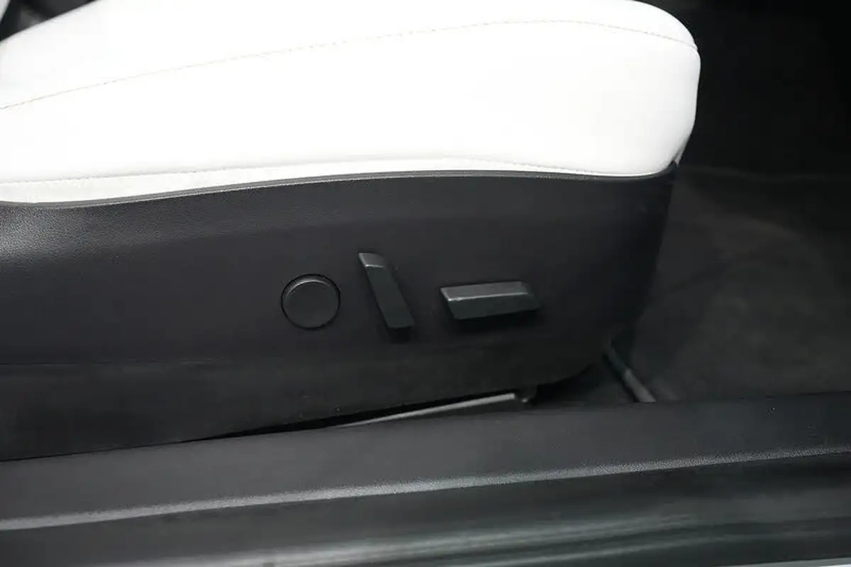 2020-tesla-model-3-e-performance-big-30