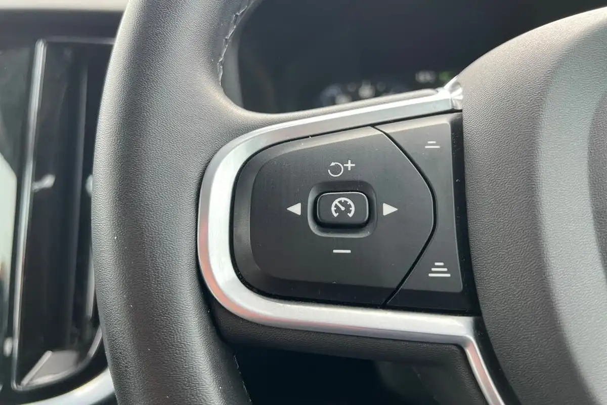 2022-volvo-v60-20-b3-momentum-161bhp-big-10