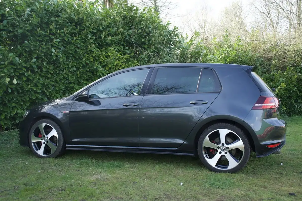 2016-volkswagen-golf-20-tsi-gti-220ps-hatchback-5d-big-9