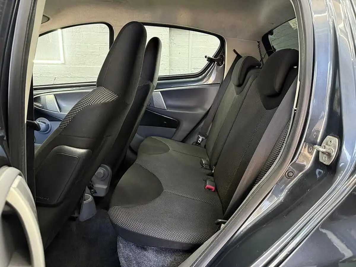2011-toyota-aygo-10-aygo-go-vvt-i-5d-big-35