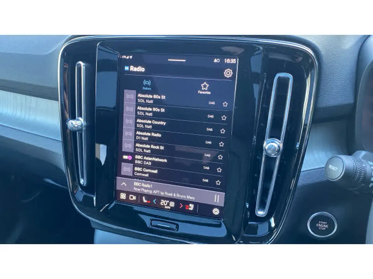 2024-volvo-xc40-20-b4-ultra-bright-big-29
