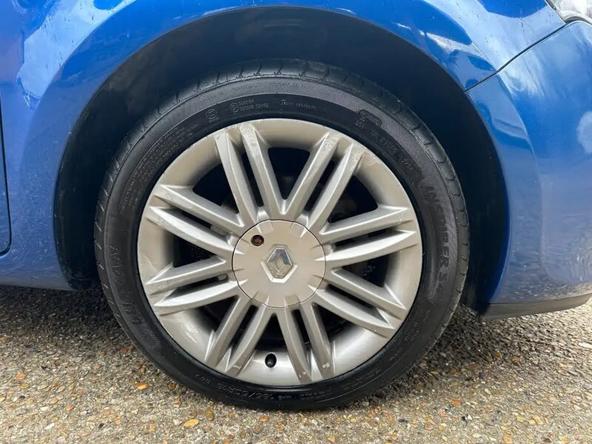 2011-renault-clio-15td-dynamique-tom-tom-15dci-fap-estate-5d-big-24