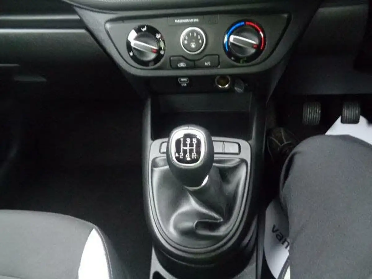 2023-hyundai-i10-10-se-big-16
