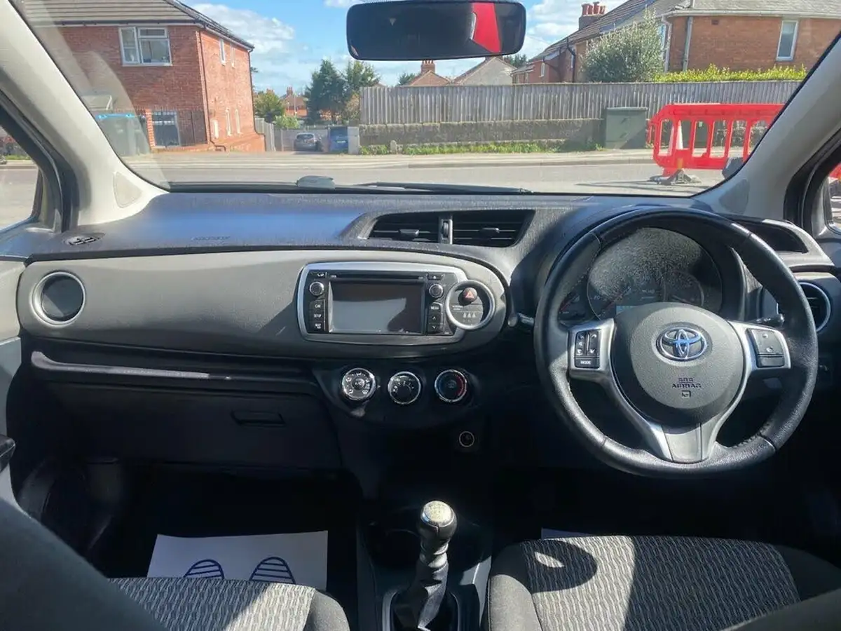 2013-toyota-yaris-133-tr-vvt-i-5d-big-14