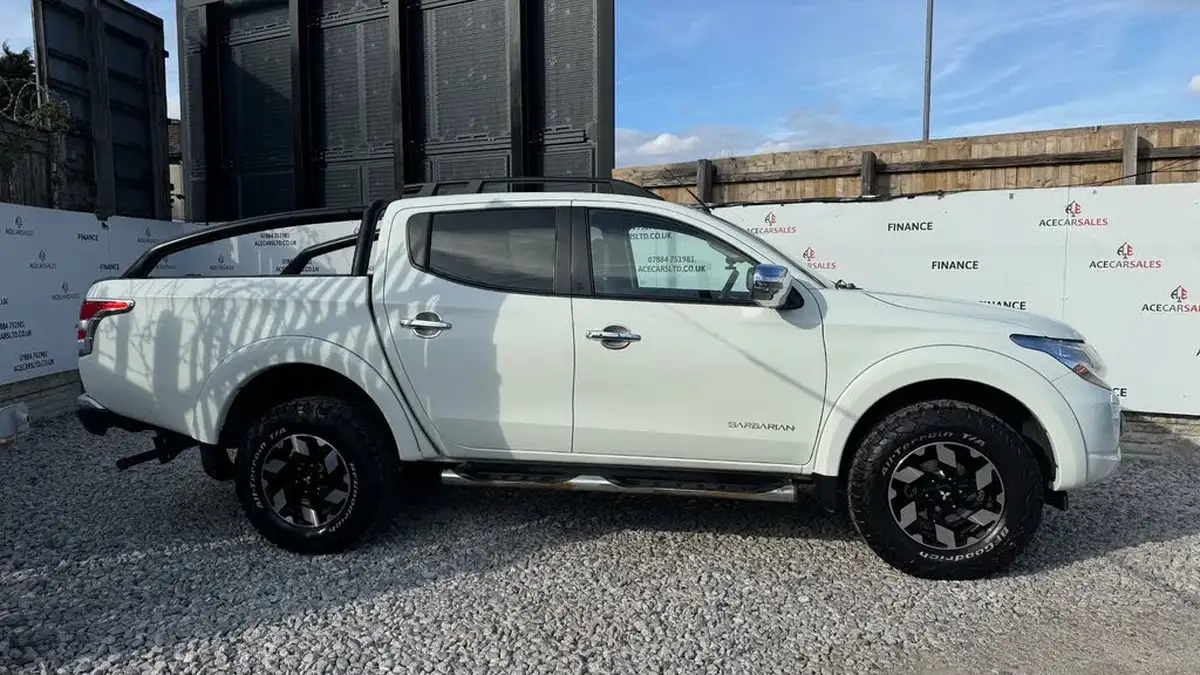 2015-mitsubishi-l200-24di-d-barbarian-auto-big-7