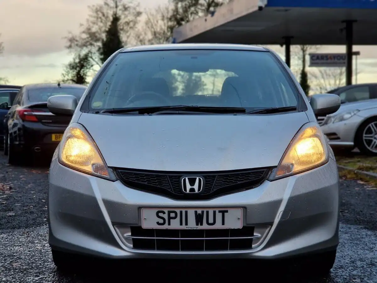 2011-honda-jazz-14-es-cvt-big-1