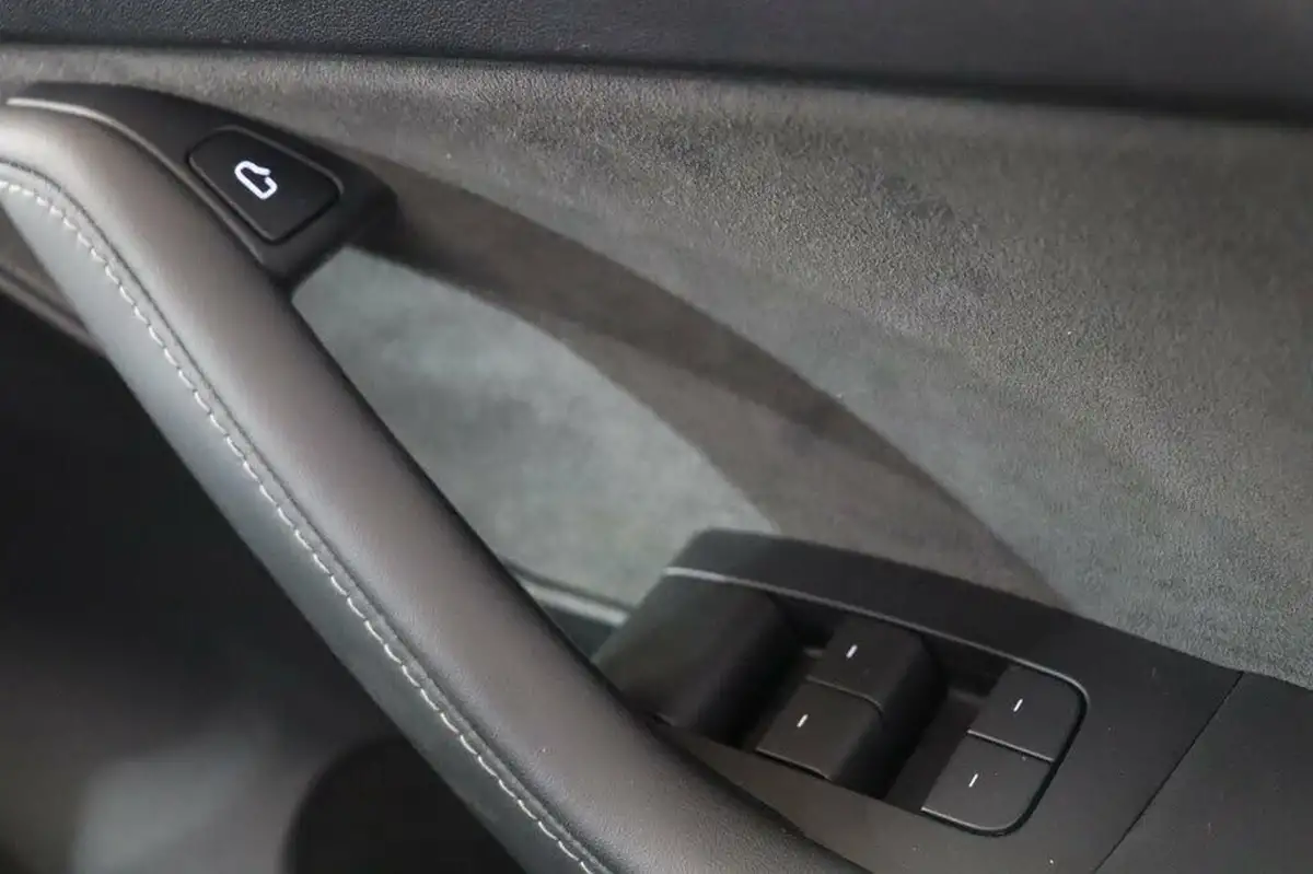2022-tesla-model-y-e-long-range-big-25