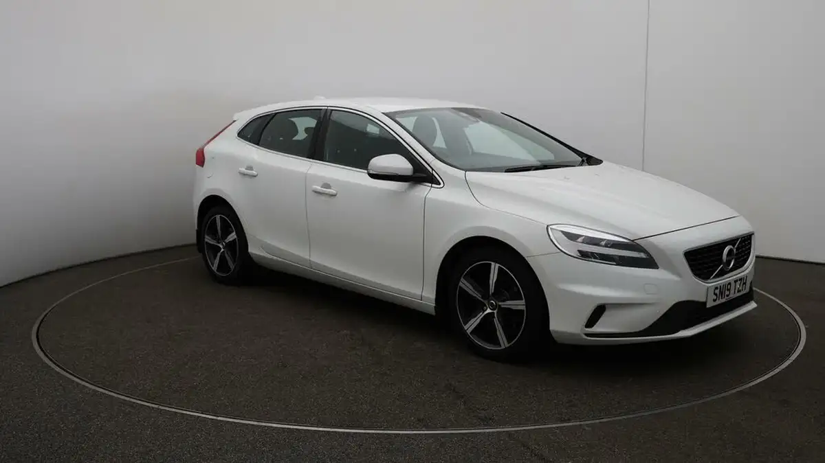 2019-volvo-v40-20-t2-r-design-big-1