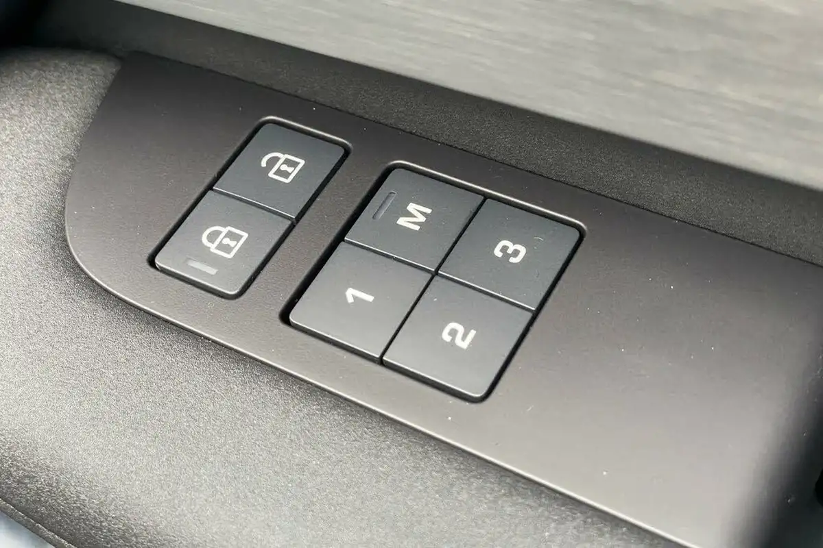 2024-land-rover-discovery-30-d350-dynamic-hse-big-52