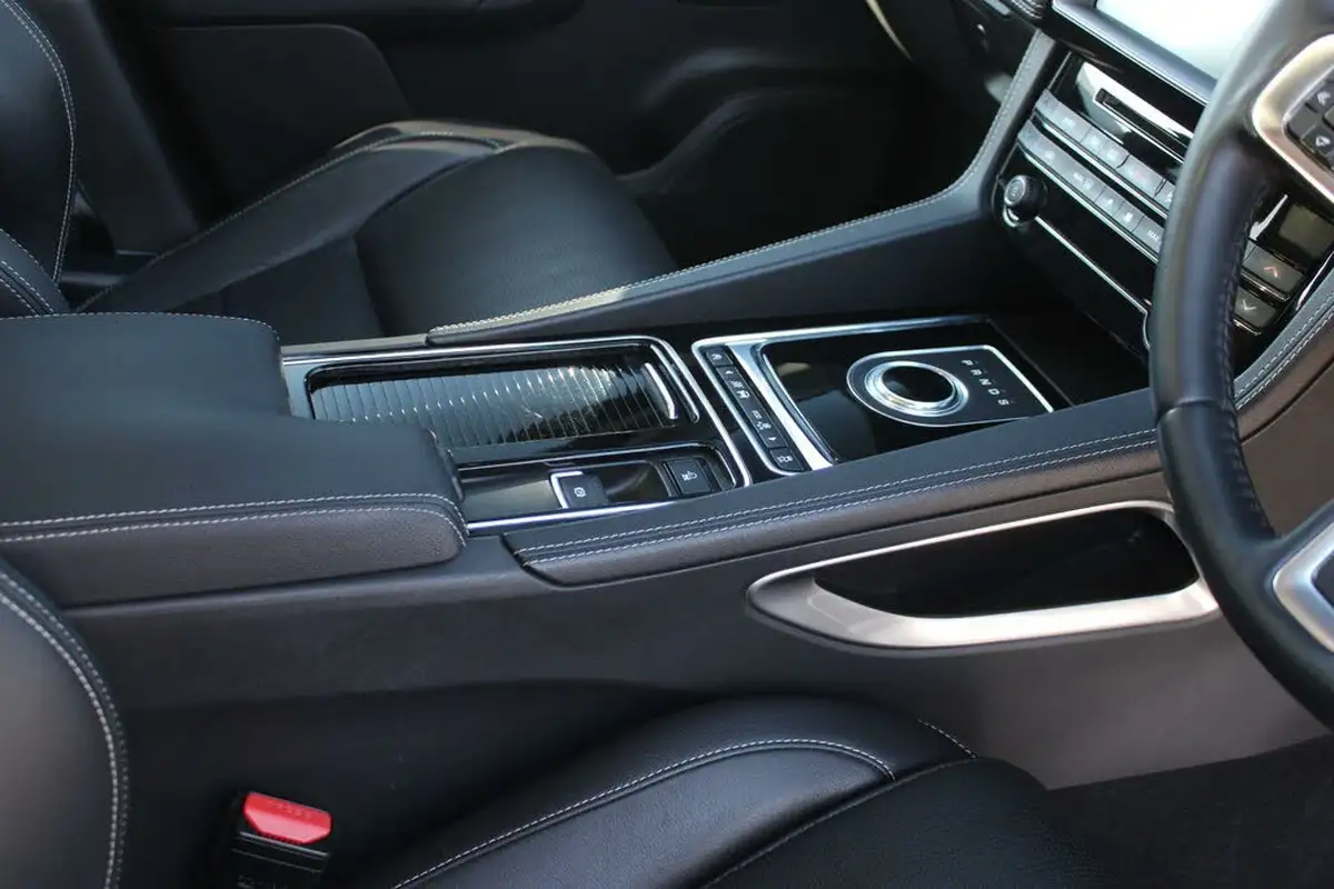 2017-jaguar-f-pace-30-v6-sc-s-30-big-22