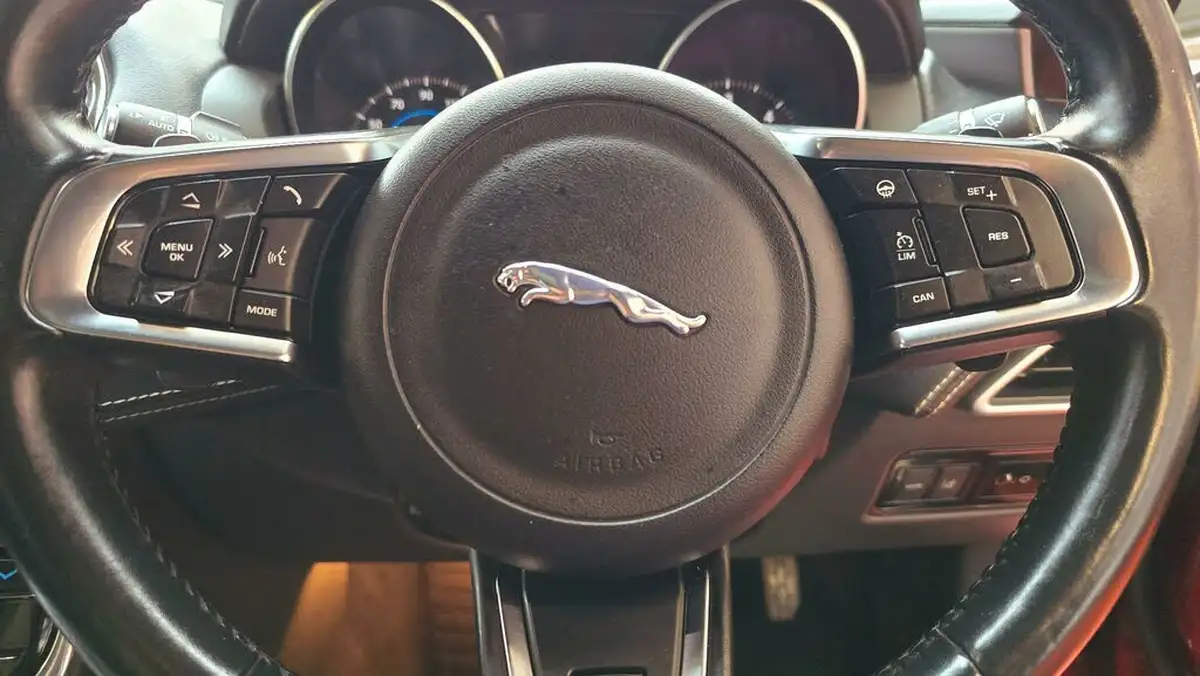 2017-jaguar-xe-20d-r-sport-180ps-awd-1999cc-auto-big-6