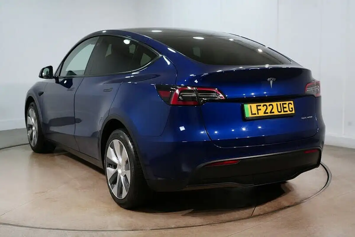 2022-tesla-model-y-e-long-range-big-10