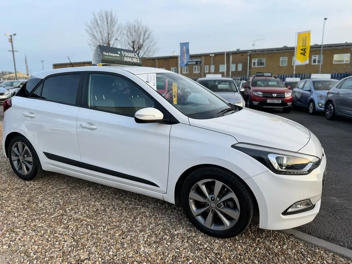 2016-hyundai-i20-10-premium-100ps-big-0