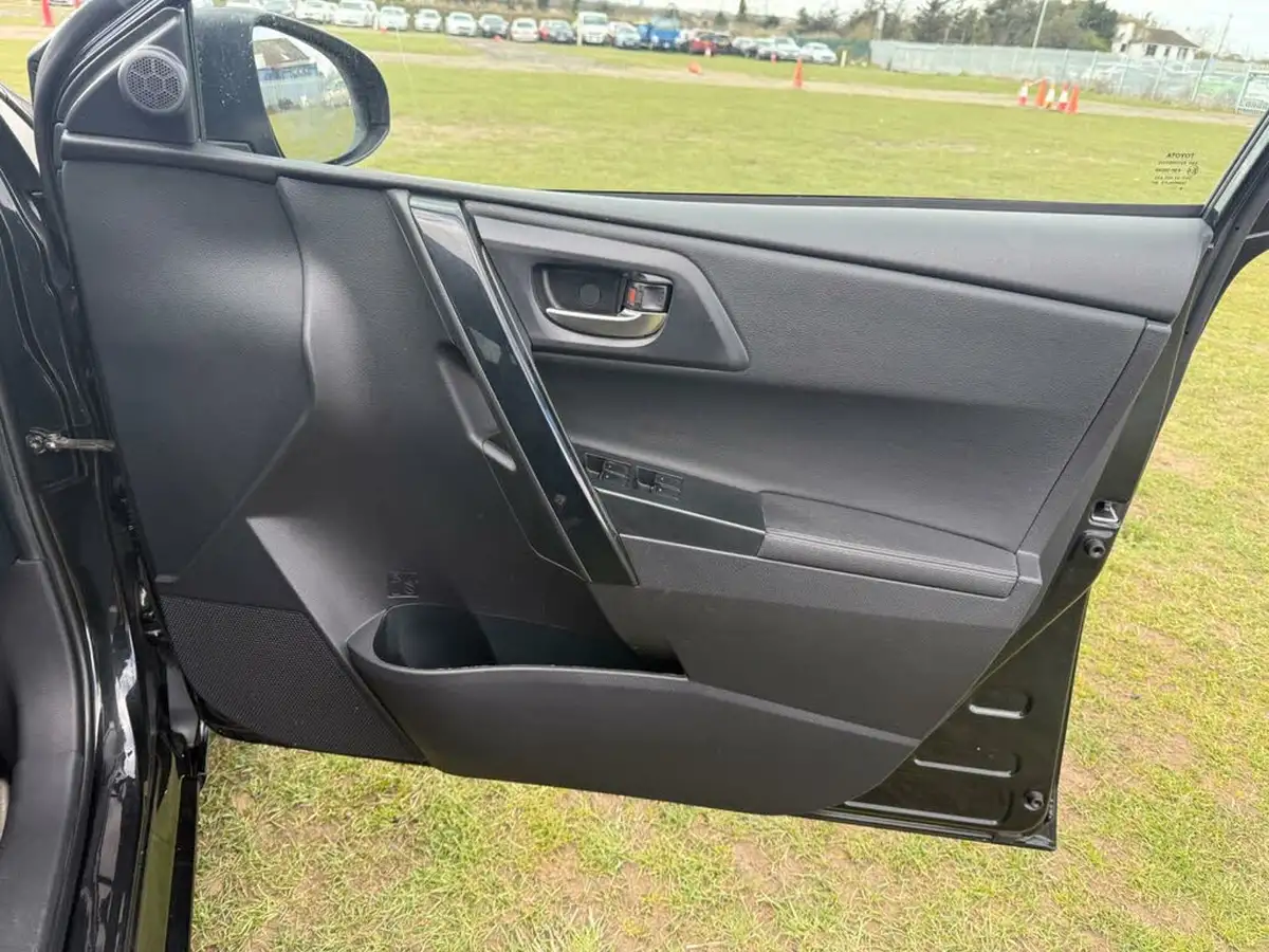 2018-toyota-auris-18-vvt-i-hsd-excel-pan-roof-hatchback-big-23