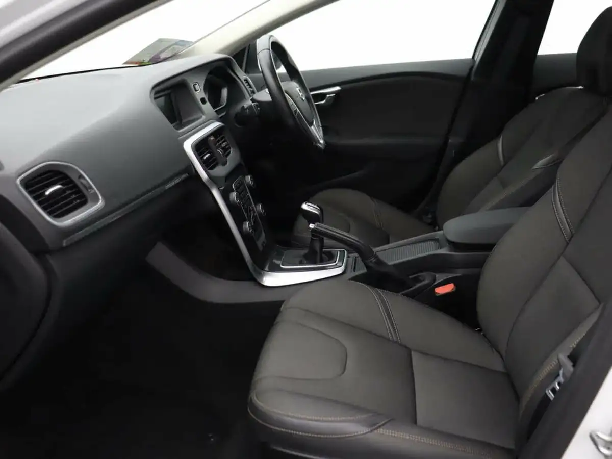 2018-volvo-v40-20-t3-cross-country-big-8