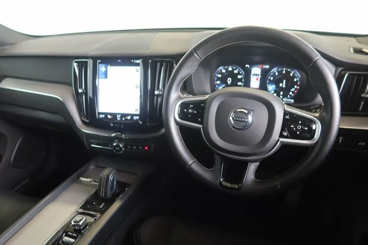 2021-volvo-xc60-20-b5-r-design-big-4