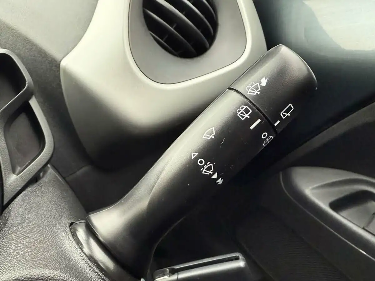 2015-toyota-aygo-10-vvt-i-x-play-3d-big-28