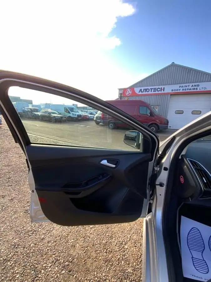 2013-ford-focus-16-zetec-s-ti-vct-125ps-hatchback-powershift-big-32