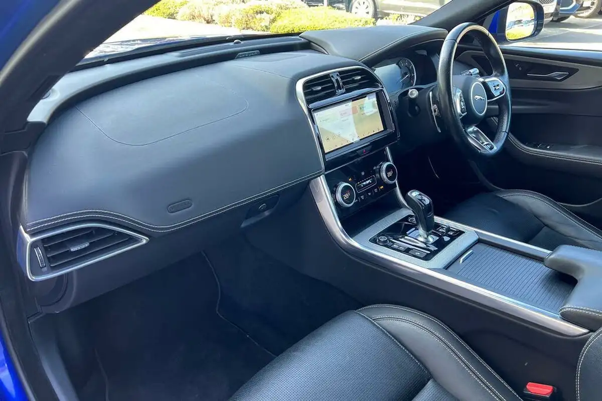 2020-jaguar-xe-20i-r-dynamic-s-250ps-big-38