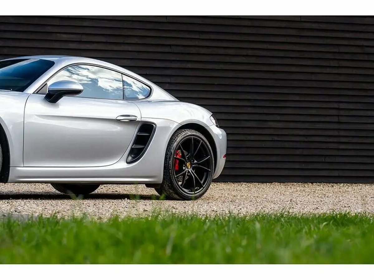 2016-porsche-cayman-718-20-big-30