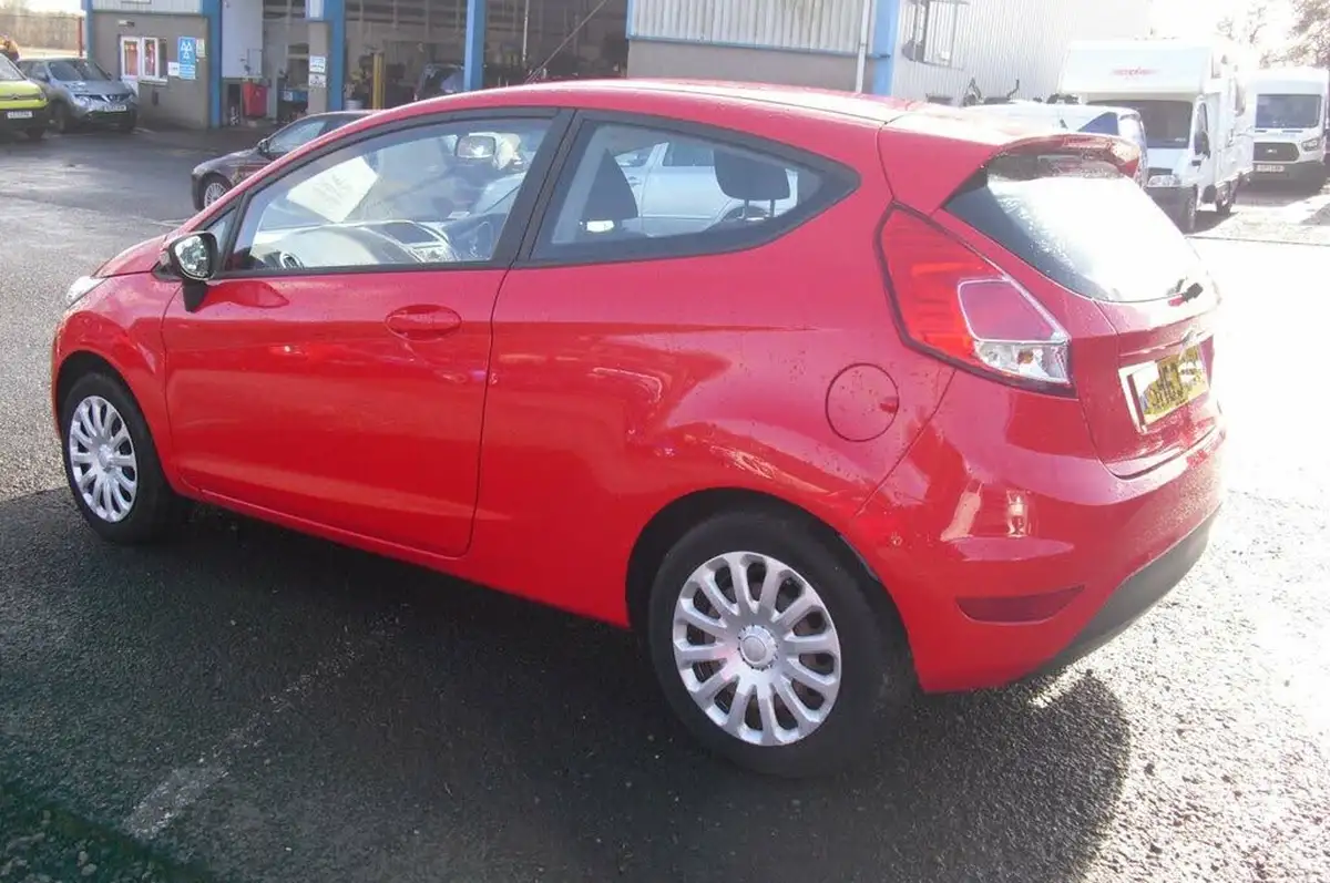 2013-ford-fiesta-125-style-60ps-3d-big-2